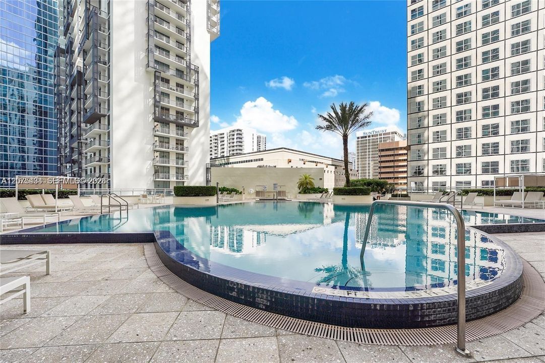For Rent: $4,300 (1 beds, 1 baths, 1034 Square Feet)