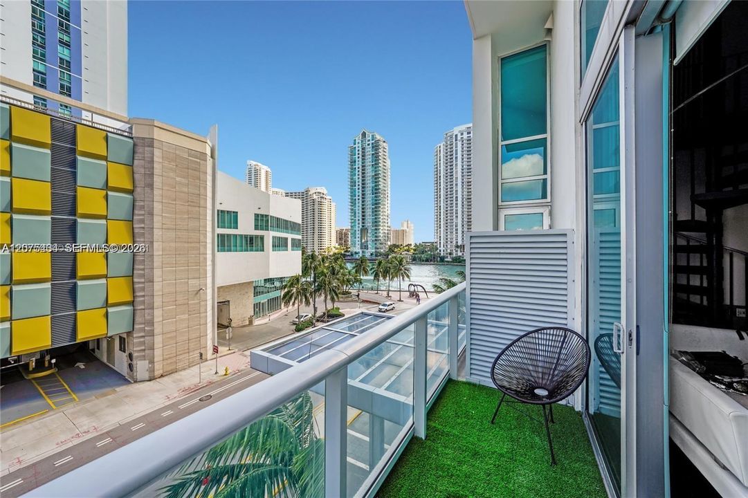 For Rent: $4,300 (1 beds, 1 baths, 1034 Square Feet)