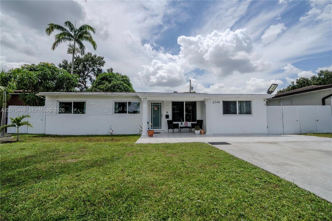 For Sale: $590,000 (4 beds, 2 baths, 1676 Square Feet)