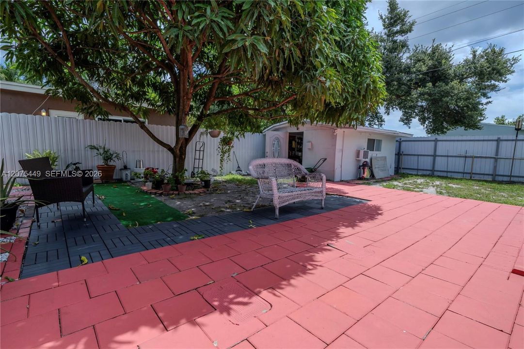 For Sale: $590,000 (4 beds, 2 baths, 1676 Square Feet)