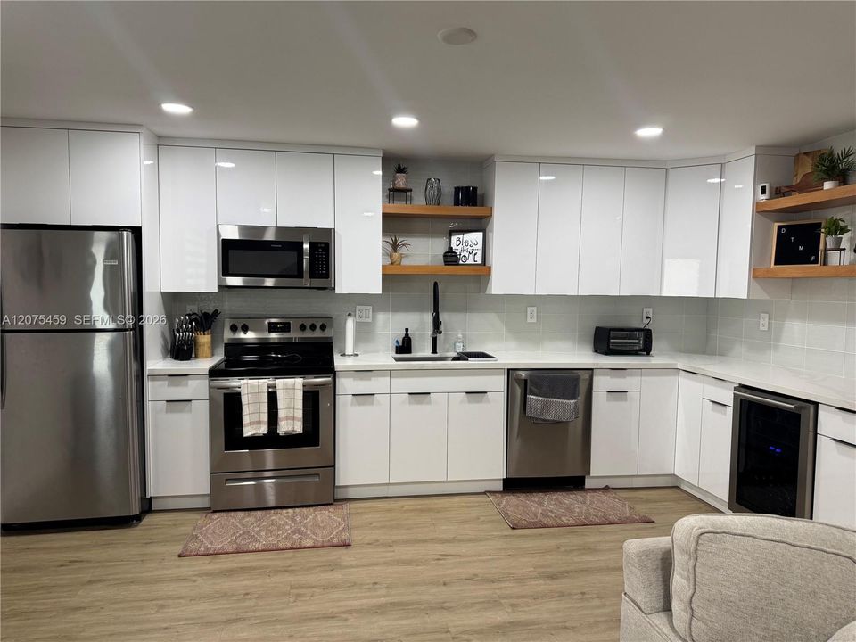 For Rent: $2,490 (2 beds, 2 baths, 876 Square Feet)