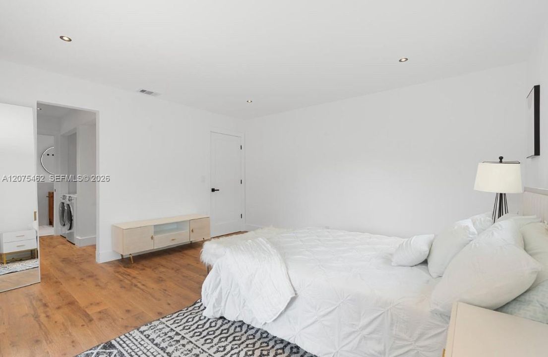 For Rent: $3,500 (3 beds, 2 baths, 1160 Square Feet)