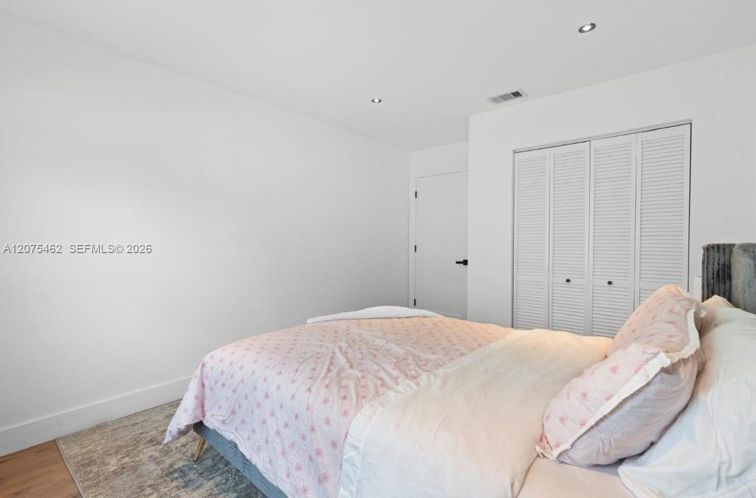 For Rent: $3,500 (3 beds, 2 baths, 1160 Square Feet)