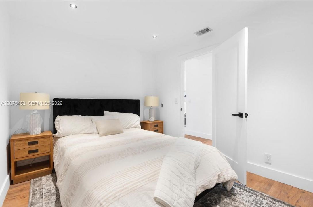 For Rent: $3,500 (3 beds, 2 baths, 1160 Square Feet)