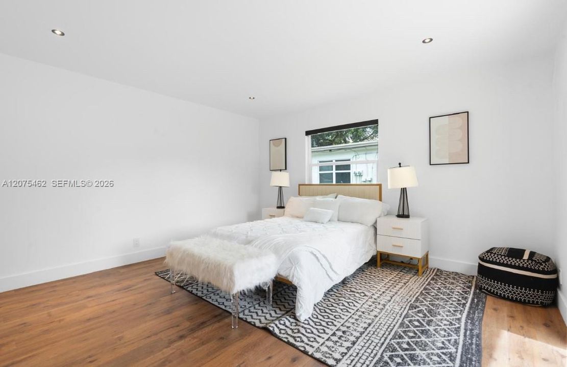 For Rent: $3,500 (3 beds, 2 baths, 1160 Square Feet)