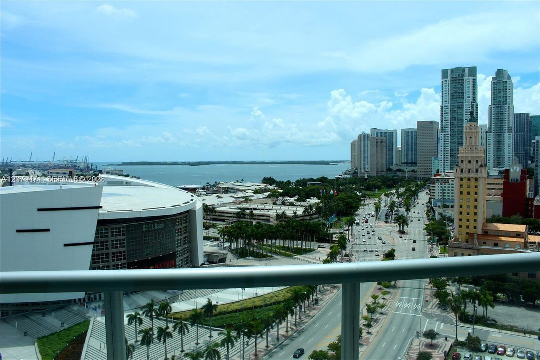 For Rent: $3,700 (1 beds, 1 baths, 948 Square Feet)
