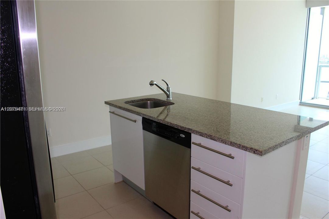 For Rent: $3,700 (1 beds, 1 baths, 948 Square Feet)