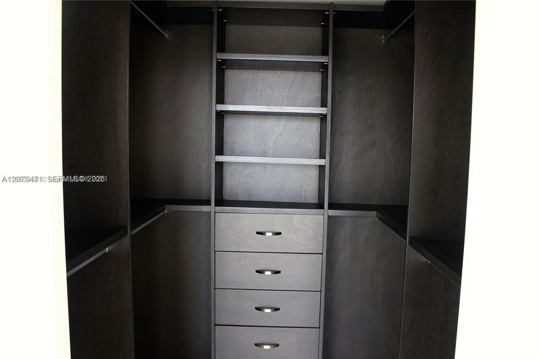 For Rent: $3,700 (1 beds, 1 baths, 948 Square Feet)