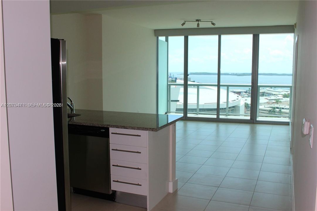 For Rent: $3,700 (1 beds, 1 baths, 948 Square Feet)
