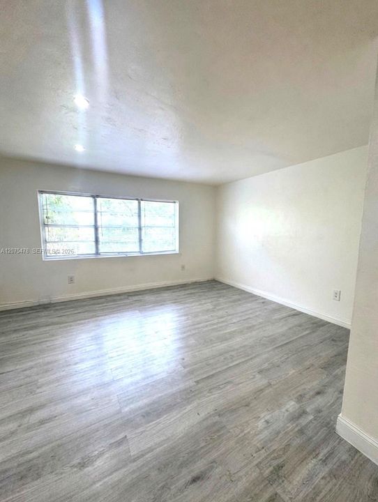 For Rent: $2,990 (2 beds, 1 baths, 899 Square Feet)