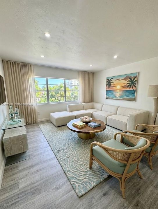 For Rent: $2,990 (2 beds, 1 baths, 899 Square Feet)