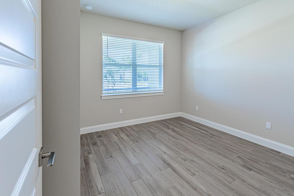 9002 Dahlia Circle-16