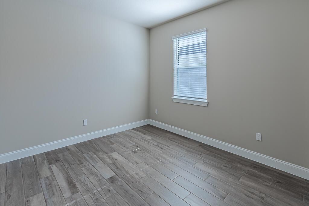 9002 Dahlia Circle-24