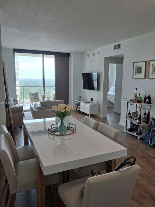 For Sale: $325,000 (1 beds, 1 baths, 797 Square Feet)
