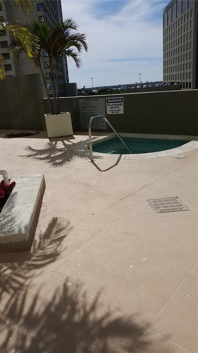 For Sale: $325,000 (1 beds, 1 baths, 797 Square Feet)