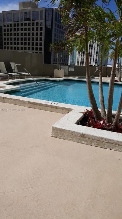 For Sale: $325,000 (1 beds, 1 baths, 797 Square Feet)