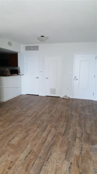 For Sale: $325,000 (1 beds, 1 baths, 797 Square Feet)