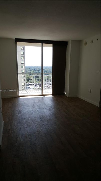 For Sale: $325,000 (1 beds, 1 baths, 797 Square Feet)