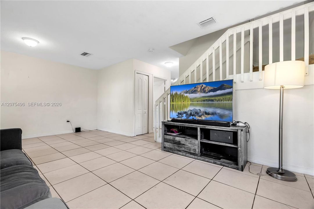 For Sale: $349,000 (3 beds, 2 baths, 1383 Square Feet)