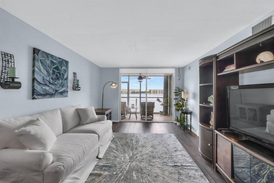 116 Lake Emerald Dr u101-14