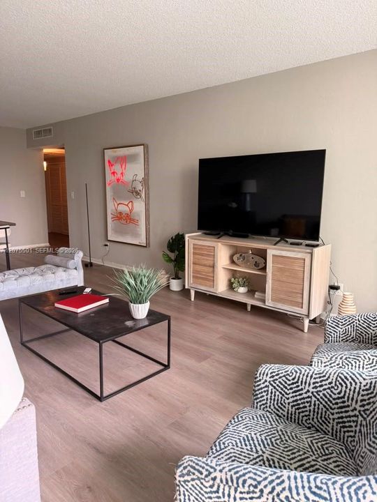 For Rent: $2,300 (1 beds, 1 baths, 1005 Square Feet)