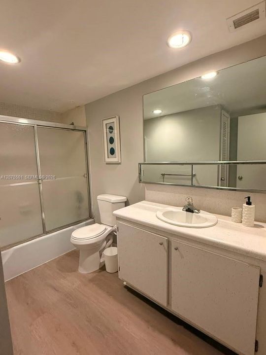 For Rent: $2,300 (1 beds, 1 baths, 1005 Square Feet)