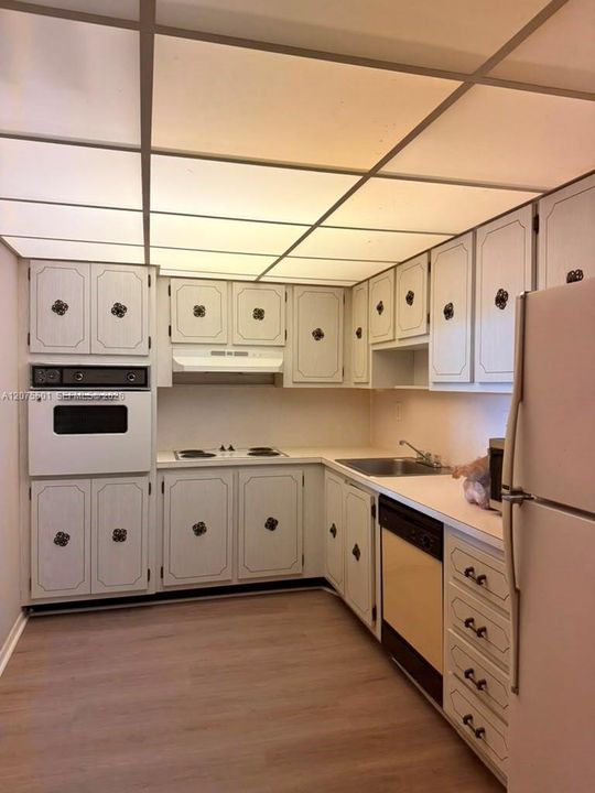 For Rent: $2,300 (1 beds, 1 baths, 1005 Square Feet)