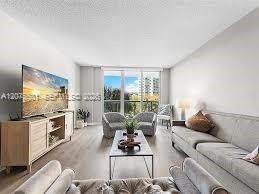 For Rent: $2,300 (1 beds, 1 baths, 1005 Square Feet)