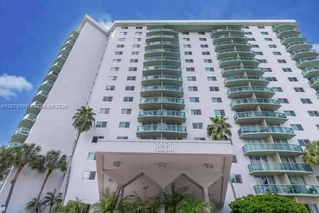 For Rent: $2,300 (1 beds, 1 baths, 1005 Square Feet)