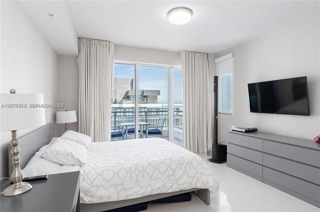 For Sale: $2,000,000 (2 beds, 2 baths, 1945 Square Feet)