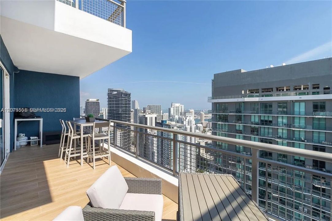 For Sale: $2,000,000 (2 beds, 2 baths, 1945 Square Feet)