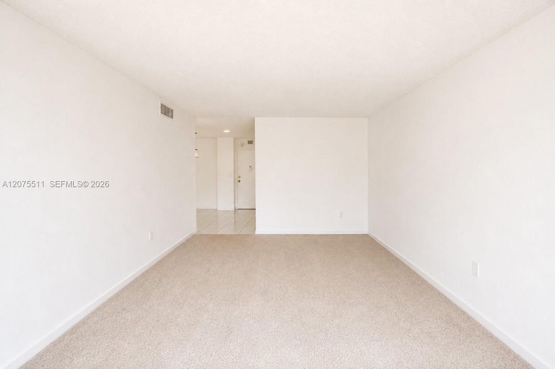 For Sale: $108,000 (1 beds, 1 baths, 875 Square Feet)