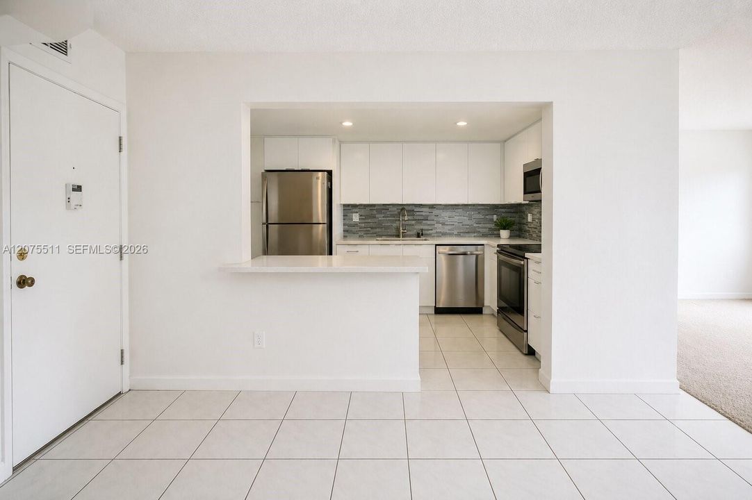 For Sale: $108,000 (1 beds, 1 baths, 875 Square Feet)