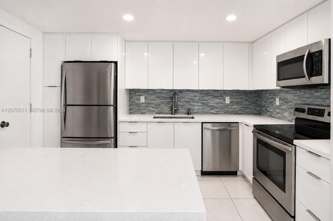 For Sale: $108,000 (1 beds, 1 baths, 875 Square Feet)