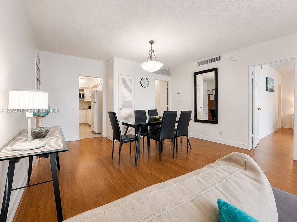 For Sale: $605,000 (2 beds, 2 baths, 1173 Square Feet)