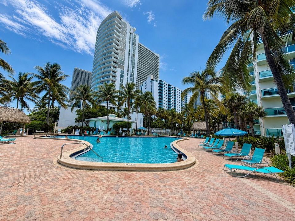 For Sale: $605,000 (2 beds, 2 baths, 1173 Square Feet)