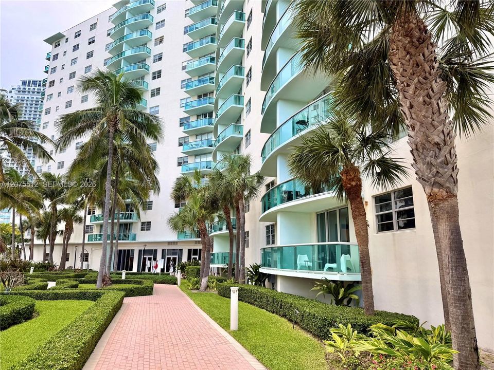 For Sale: $605,000 (2 beds, 2 baths, 1173 Square Feet)