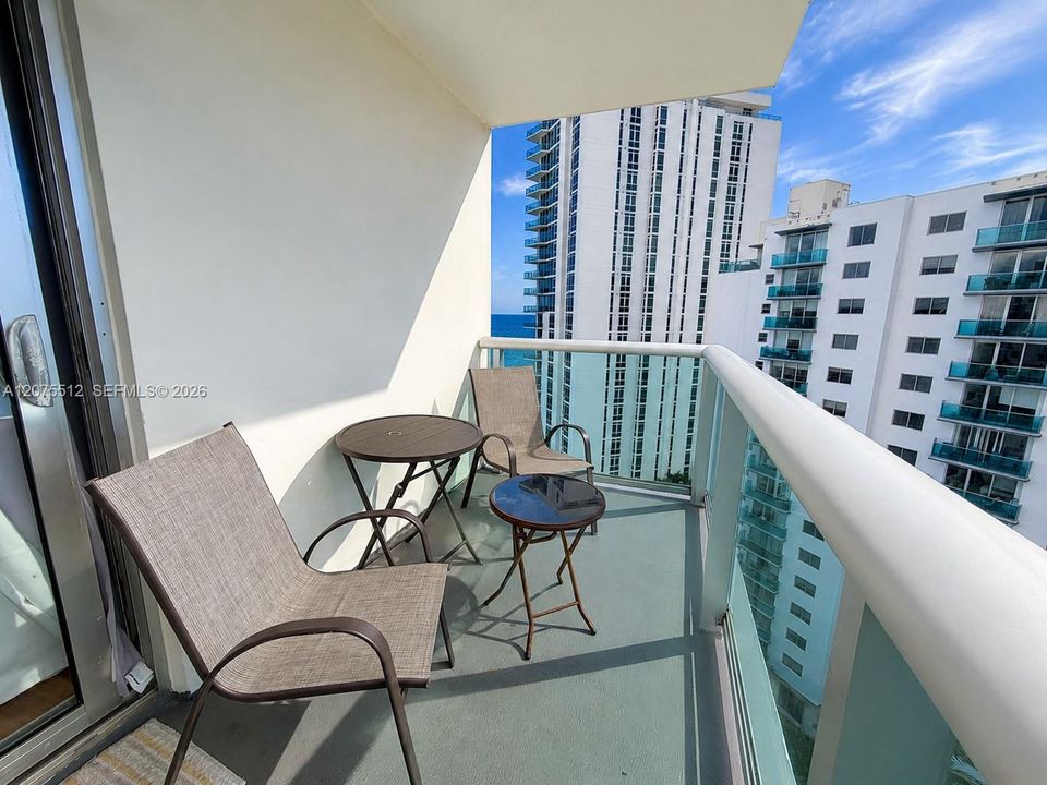 For Sale: $605,000 (2 beds, 2 baths, 1173 Square Feet)