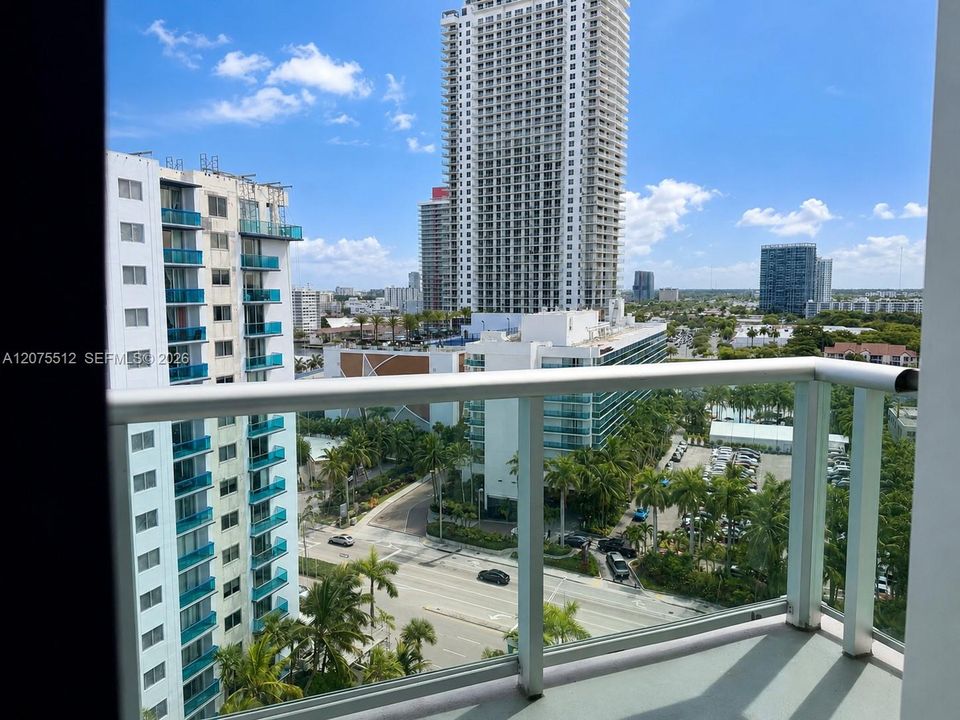 For Sale: $605,000 (2 beds, 2 baths, 1173 Square Feet)