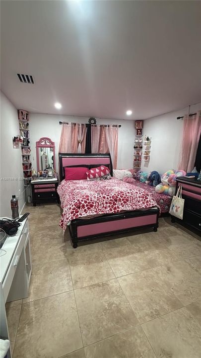 For Rent: $3,400 (5 beds, 3 baths, 1935 Square Feet)