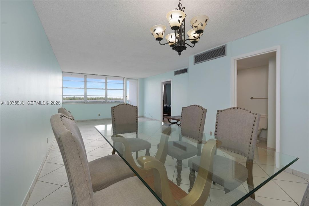 For Rent: $2,700 (1 beds, 1 baths, 910 Square Feet)