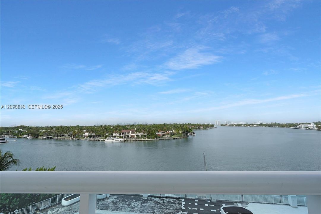 For Rent: $2,700 (1 beds, 1 baths, 910 Square Feet)