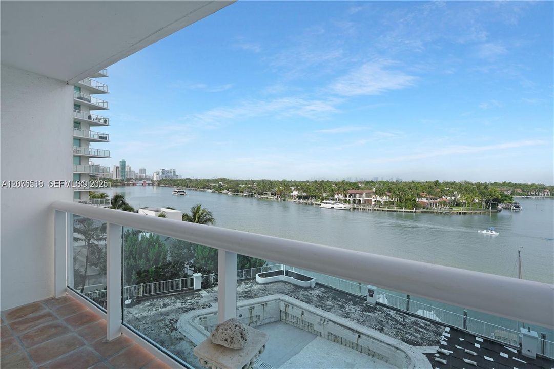 For Rent: $2,700 (1 beds, 1 baths, 910 Square Feet)
