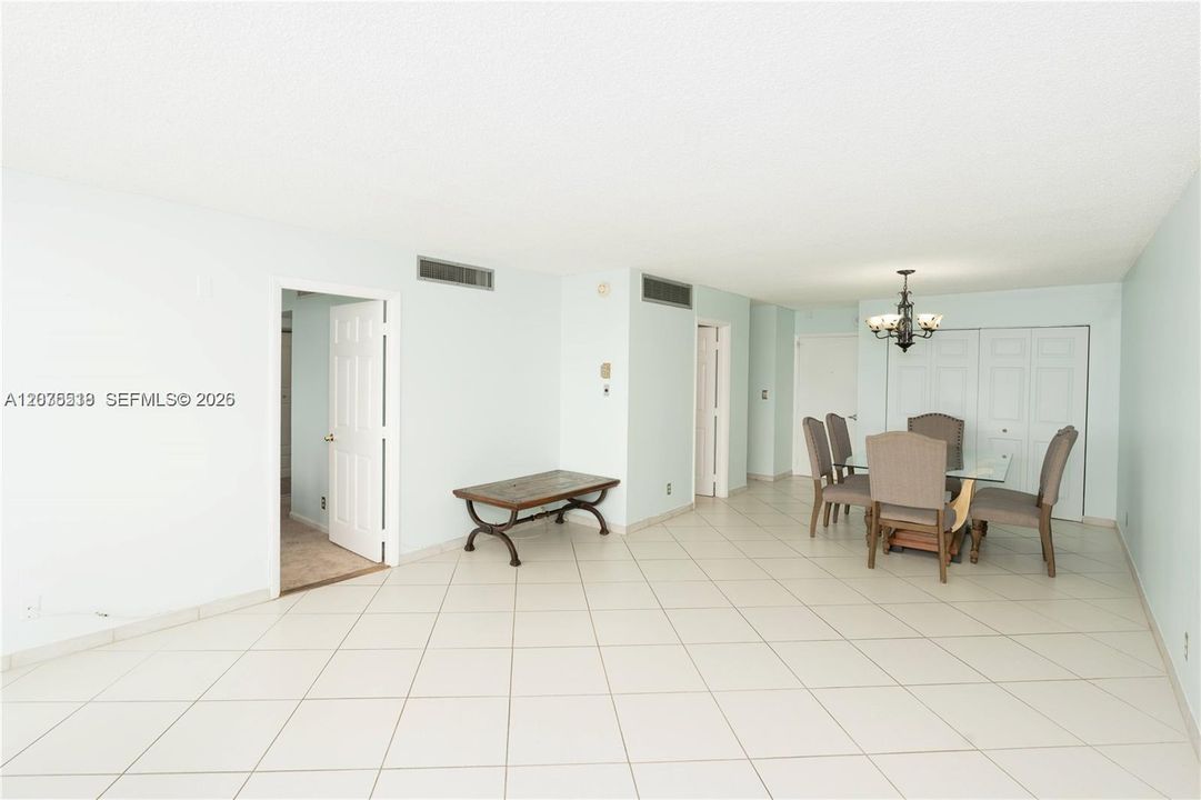 For Rent: $2,700 (1 beds, 1 baths, 910 Square Feet)