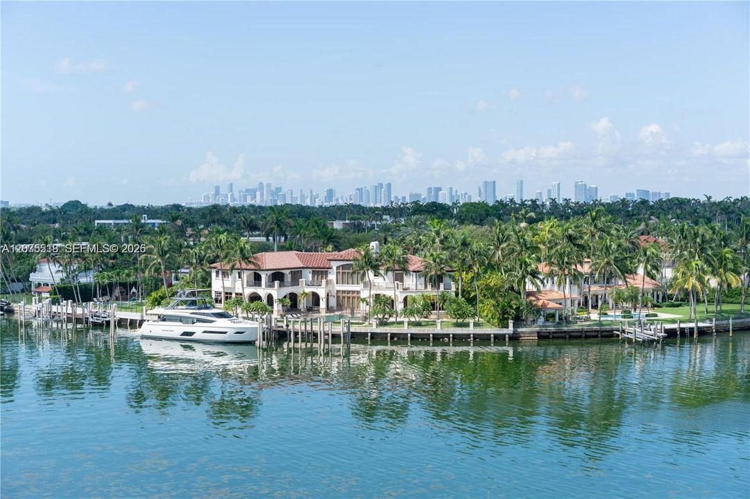 For Rent: $2,700 (1 beds, 1 baths, 910 Square Feet)