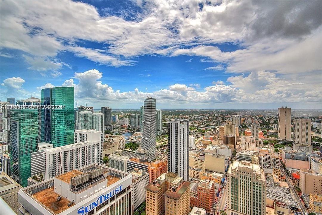 For Rent: $2,300 (0 beds, 1 baths, 567 Square Feet)