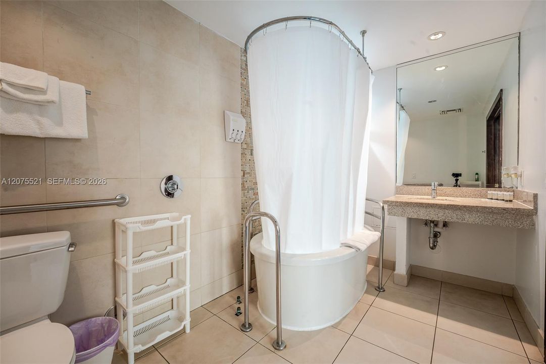 For Sale: $320,000 (1 beds, 1 baths, 488 Square Feet)