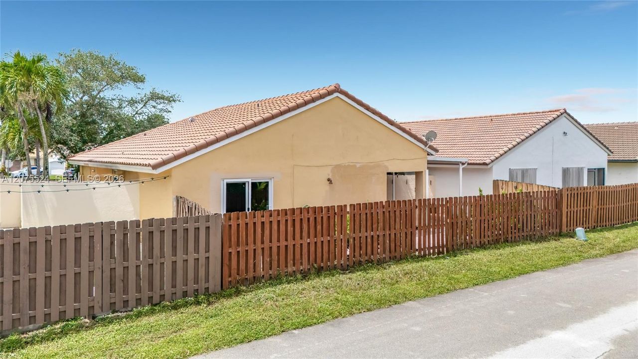 For Rent: $3,000 (2 beds, 2 baths, 1178 Square Feet)