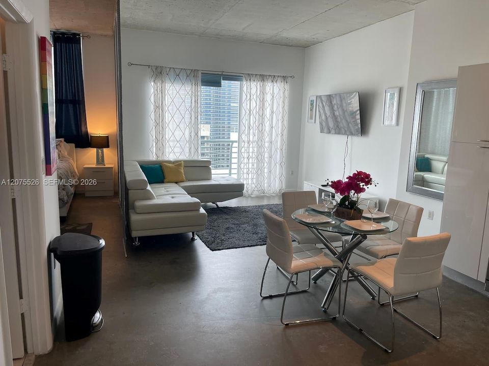 For Sale: $315,000 (1 beds, 1 baths, 651 Square Feet)