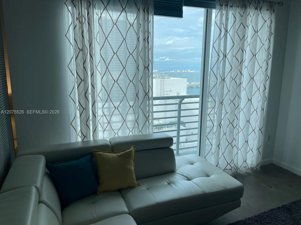 For Sale: $315,000 (1 beds, 1 baths, 651 Square Feet)